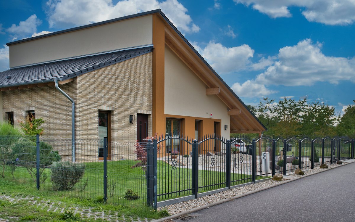 Ogrodzenie a prawo budowlane: wysokość, zgłoszenie, brama